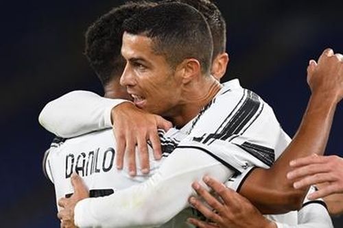 Ronaldo cán mốc ghi bàn không tưởng trong khi cứu Juventus