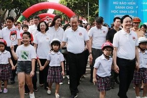 Toàn dân đội mũ bảo hiểm cho trẻ em