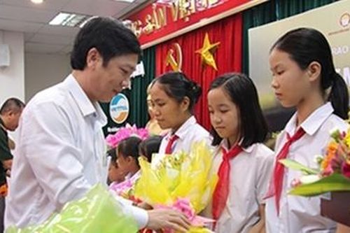 Trao 420 triệu đồng học bổng cho học sinh nghèo hiếu học