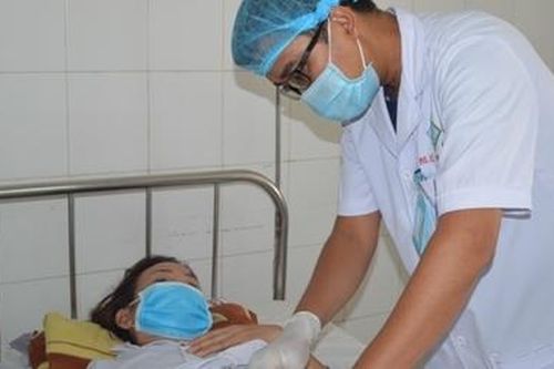 Xương cá đâm thủng ruột 10 ngày mới được lấy ra