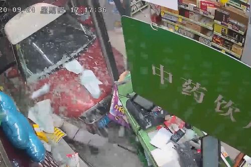 Clip: Ô tô đâm thẳng vào tiệm thuốc, tông gãy chân người đi đường