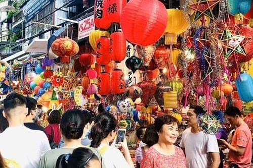 Hàng Mã kín người, nhiều cửa hàng bị 'xử' vì thu tiền khách chụp ảnh