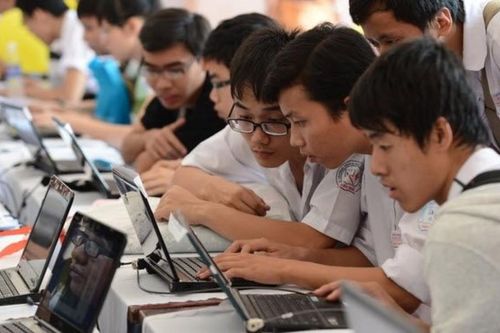 Thi tốt nghiệp THPT trên máy tính: Học sinh và giáo viên còn dè chừng vì nhiều lí do