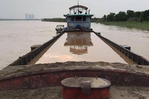 Khai thác trái phép trên sông, 'cát tặc' chống đối không ký vào biên bản vi phạm