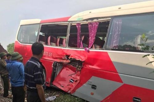 6 học sinh tiểu học Hà Nội nhập viện vì tàu hỏa va chạm với xe ô tô