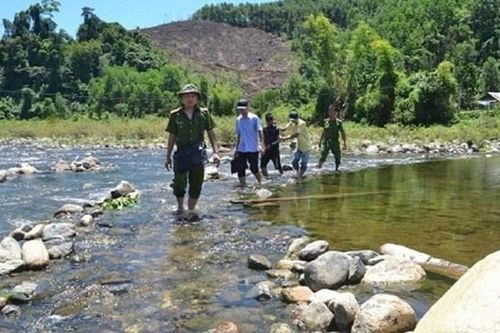 Chém chết bạn nhậu vứt xác xuống sông, 3 bị cáo nhận 46 năm tù