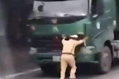 Khởi tố, bắt tạm giam lái xe quá tải 'ủi' CSGT Ninh Bình lùi 40 mét