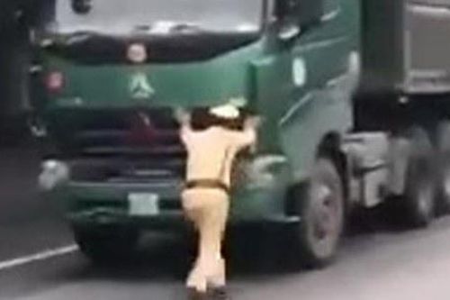 Bắt tài xế lao xe tải vào cảnh sát