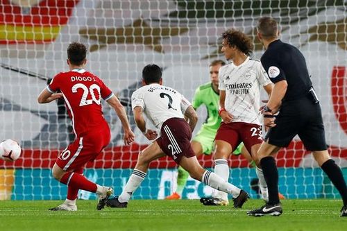 Tân binh Liverpool ghi bàn sau sai lầm của David Luiz