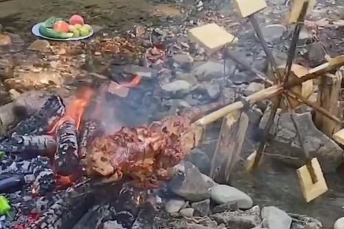 Nướng thịt trên cối xay nước