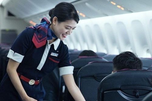 Tiếp viên Japan Airlines sẽ bỏ lời chào 'quý ông và quý bà'