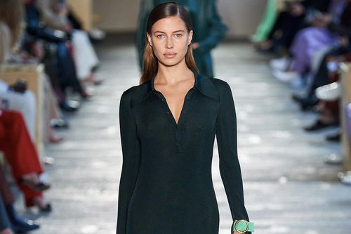 Nhờ Brad Pitt, Nicole Poturalski có cơ hội catwalk trên sàn diễn lớn