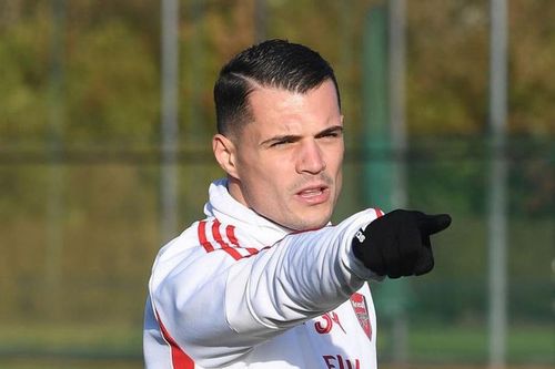 Thủ quân Arsenal la mắng đồng đội ngay trong lúc ăn mừng