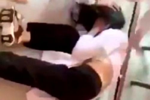 Nữ sinh lớp 10 bị đánh hội đồng, xé áo dài