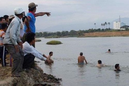 Thi thể nam sinh lớp 10 nổi trên sông