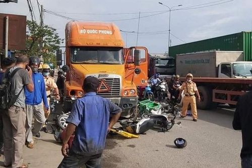 Tin tức tai nạn giao thông mới nhất hôm nay 29/9: Xe đầu kéo tông 7 xe máy