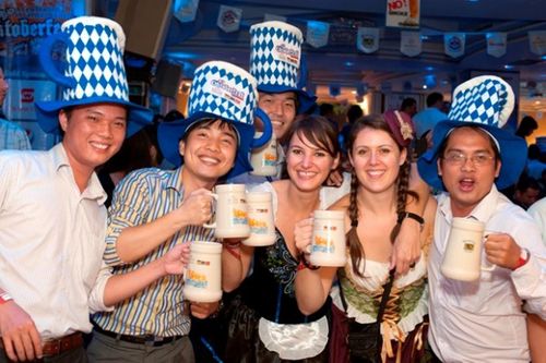 Tặng trang phục truyền thống tại lễ hội Văn hóa Việt – Đức Kulturfest 2020