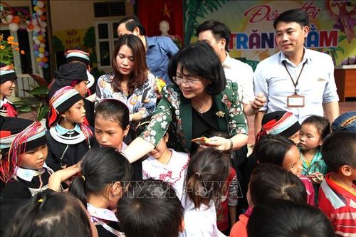 Phó Chủ tịch nước Đặng Thị Ngọc Thịnh vui trung thu với học sinh Hà Giang