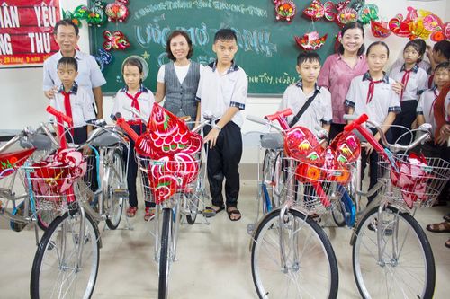 Báo SGGP tặng quà trung thu và xe đạp cho học sinh vùng sâu ở Long An