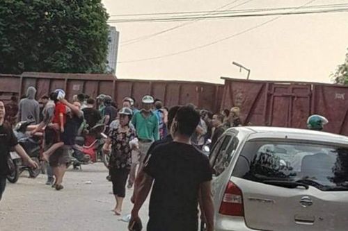 Xe đưa đón học sinh bị tàu hỏa tông tại nút giao
