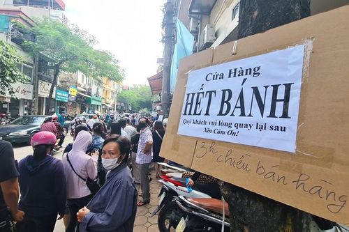 'Rồng rắn' xếp hàng chờ từ sáng đến chiều mua bánh trung thu truyền thống ở HN