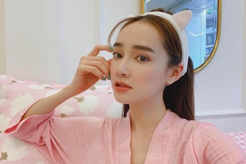 Học cách dưỡng môi mềm mịn như sao Việt giữa thời tiết hanh khô