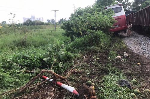 Hà Nội: Tàu hỏa va chạm xe đưa đón, ít nhất 3 học sinh bị thương