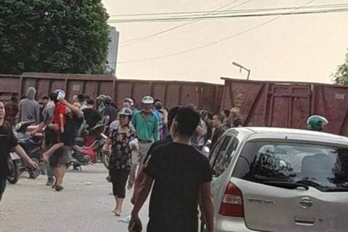 Hà Nội: Tàu hỏa đâm trúng xe khách 45 chỗ chở học sinh, nhiều em bị thương