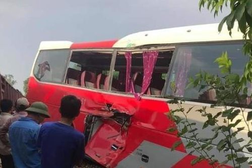 Tàu hỏa va chạm với xe đưa đón học sinh