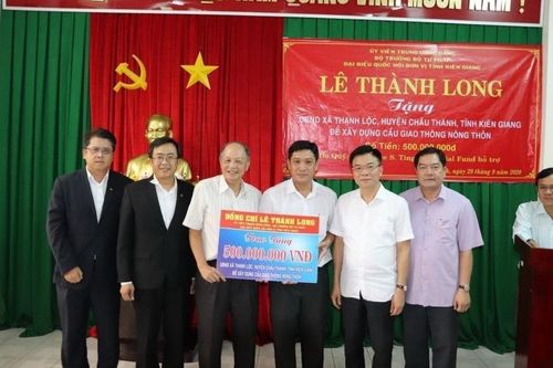 Bộ Trưởng Lê Thành Long trao tặng kinh phí xây 2 cây cầu giao thông nông thôn