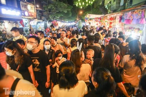 Chôn chân giữa 'biển người' đi chơi Trung thu trên phố Hàng Mã