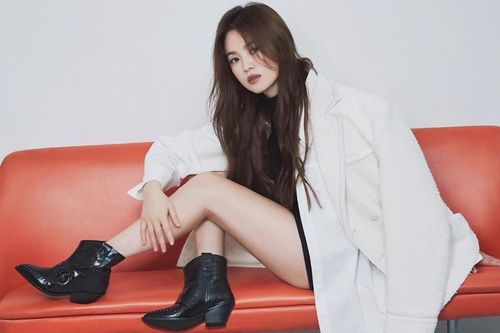 Song Hye Kyo gợi cảm bất ngờ với style tóc nâu môi trầm