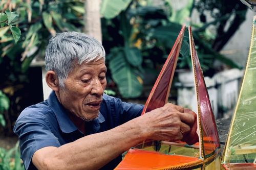Người giữ 'hồn' Trung thu xưa giữa lòng thành phố
