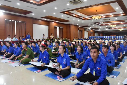 Rung chuông vàng 'Tuổi trẻ Hà Tĩnh đồng hành cùng hàng Việt Nam'