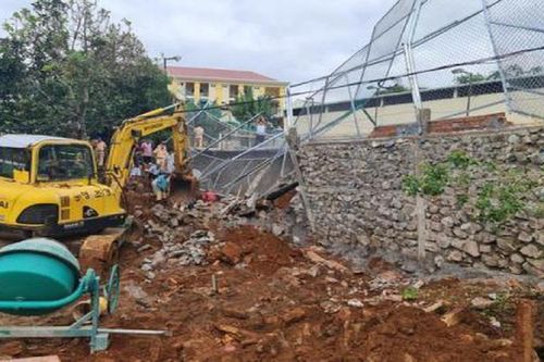 Sập bờ kè của Phòng CSGT, một công nhân tử vong
