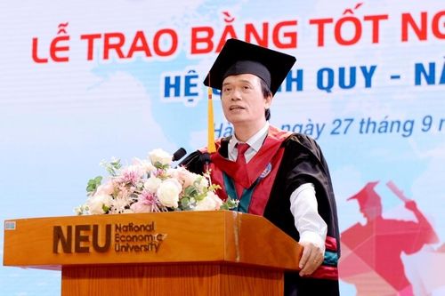 Hiệu trưởng ĐH Kinh tế Quốc dân mong sinh viên biết 'vượt khó'