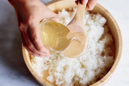 Cơm chín hãy thêm thứ này vào, bí quyết khiến cơm trong sushi lúc nào cũng ngon