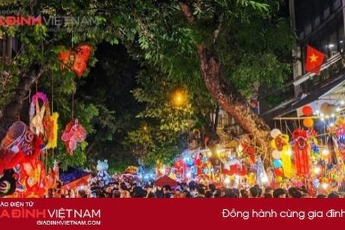 Hàng Mã người chật như nêm, không còn quán treo biển thu tiền chụp ảnh