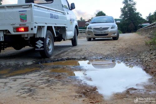Xe quá khổ quá tải cày nát đường dân sinh