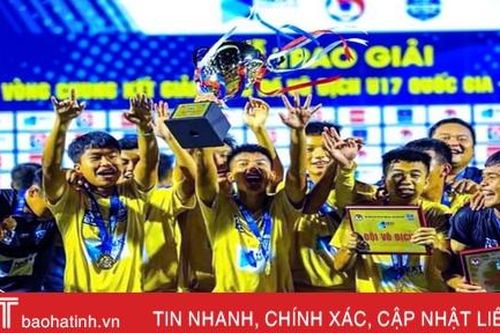 Cầu thủ người Hà Tĩnh cùng U17 Sông Lam Nghệ An lần thứ 8 vô địch giải quốc gia