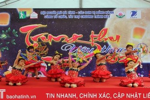 'Trung thu yêu thương' cho trẻ em khiếm thị có hoàn cảnh khó khăn ở Hà Tĩnh