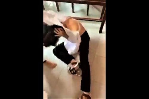 Bến Tre tạm đình chỉ học tập bốn nữ sinh đánh nhau tại lớp học
