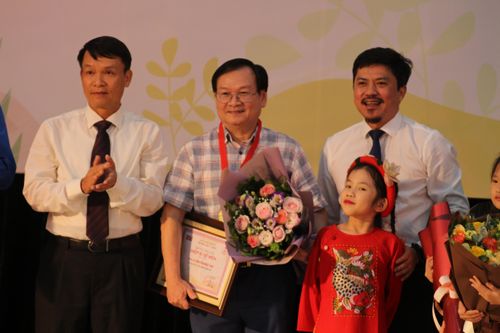 Nguyễn Nhật Ánh là 'Hiệp sĩ Dế Mèn,' đóng góp 30 triệu cho Giải thưởng