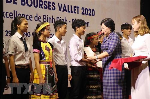 Trao học bổng Vallet cho học sinh 3 tỉnh miền Trung, Tây Nguyên
