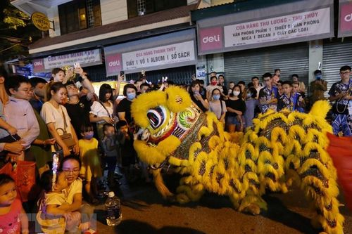 Vui Tết Trung Thu: Người dân còn lơ là phòng dịch COVID-19