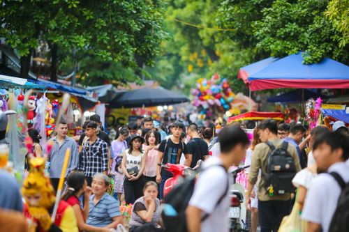 Người dân 'quên' đeo khẩu trang, vô tư dạo phố Hàng Mã đón Trung Thu