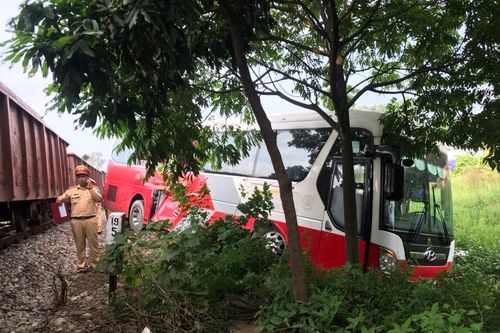 Tàu hỏa va chạm với xe đưa đón học sinh tại lối mở dân sinh, 6 cháu bé bị thương