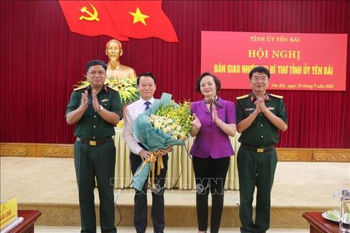 Bàn giao nhiệm vụ Bí thư Tỉnh ủy Yên Bái