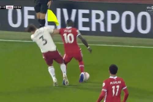 Liverpool gặp may khi Mane không bị đuổi ngay phút thứ 2
