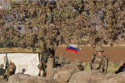 Quân đội Nga 'xuyên thủng' hàng rào của Mỹ và tiến vào miền Đông Syria, dựng trạm kiểm soát mới